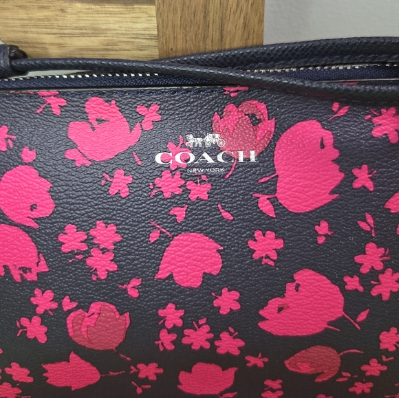Coach Wristlet in Midnight Blue & Pink Ruby Sienna Rose print NWOT - Picture 2 of 13